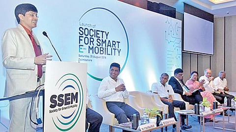 மின்சார வாகனங்களுக்கான `சொசைட்டி ஃபார் ஸ்மார்ட் இ-மொபிலிட்டி' என்ற சங்கத்தை கோவையில் நேற்று தொடங்கிவைத்துப் பேசிய தமிழக அரசின் போக்குவரத்துத் துறை முதன்மைச் செயலர் ஜெ.ராதாகிருஷ்ணன். அருகில், தொழில் மற்றும் வணிகத் துறை கூடுதல் ஆணையர் டி.பி.ராஜேஷ் உள்ளிட்டோர்.