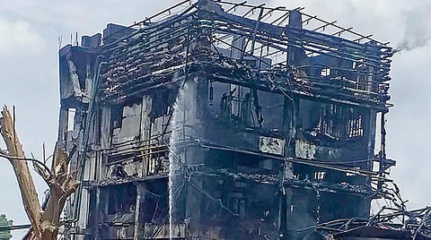 மகாராஷ்டிர மாநிலம் துலே மாவட்டத்தில் உள்ள ஒரு ரசாயன தொழிற்சாலையில் நேற்று காஸ் சிலிண்டர்கள் வெடித்ததில் ஏற்பட்ட தீயை அணைக்கும் பணியில் ஈடுபட்ட தீயணைப்பு வீரர்கள். படம்: பிடிஐ