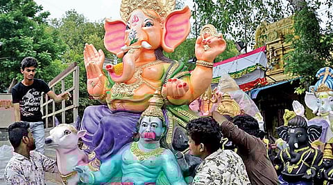 கொசப்பேட்டையில் தயாரான பிரம்மாண்ட விநாயகர் சிலைகள், சென்னை மற்றும் புறநகர் பகுதிகளில் ஆங்காங்கே பந்தல்களில் வைக்கப்படுவதற்காக வாகனங்களில் எடுத்துச் செல்லப்படுகின்றன.படங்கள்: க.ஸ்ரீபரத்