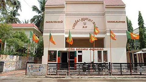 ஆளுநராக தமிழிசை அறிவிக்கப்பட்டதால் பாஜக தலைவர் பதவியை கைப்பற்ற கடும் போட்டி