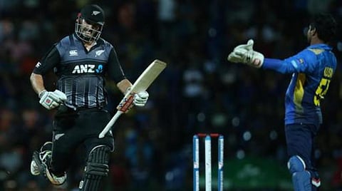 வெற்றி ரன்களை எடுத்த நியூஸி. வீரர் மிட்செல்.