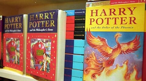 தீய சக்திகளைக் கொண்டு வந்துவிடும் - 'ஹாரி பாட்டர்' புத்தகங்களுக்குத் தடை விதித்த பள்ளி