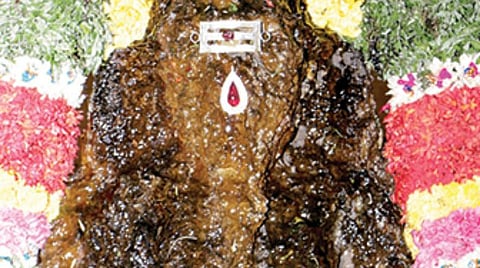 திருப்புறம்பியத்தில் நேற்று முன் தினம் இரவு விடிய விடிய நடைபெற்ற தேன் அபிஷேகத்தின்போது செம்பவள மேனியராக காட்சியளித்த பிரளயம் காத்த விநாயகர்.