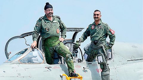 பதான்கோட் விமானப்படை தளத்தில் மிக்.21 ரக விமானத்தில் இருந்து இறங்கும் தளபதி பி.எஸ்.தனோவா, அபிநந்தன். படம்: பிடிஐ