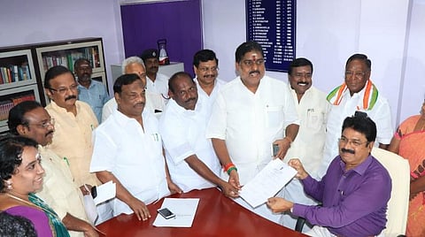 வேட்பு மனு தாக்கல் செய்யும் பாலன்