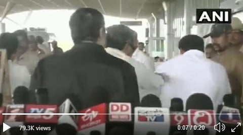 விமான நிலையத்தில் உதவியாளரை கன்னத்தில் அறைந்த சித்தராமையா