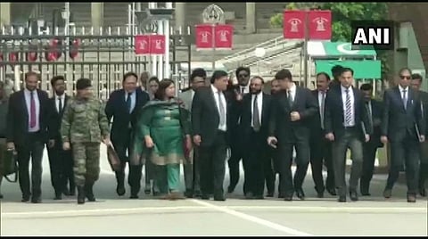 இந்திய அதிகாரிகளுடன் பேச்சு நடத்திவிட்டு அடாரி வாஹா எல்லை வழியாகச் சென்ற பாகிஸ்தான் அதிகாரிகள் : படம் ஏஎன்ஐ