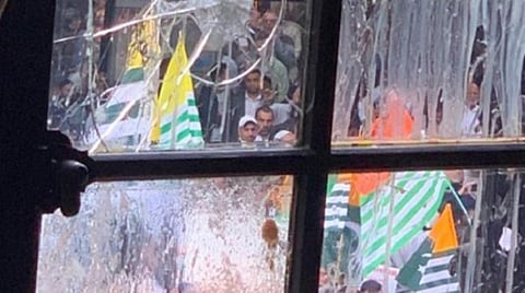 லண்டனில் நேற்று நடைபெற்ற பேரணியின்போது போராட்டக் காரர்கள் கற்களை வீசி இந்திய தூதரக கண்ணாடிக் கதவுகளை உடைத்தனர் | படம்: ட்விட்டர்