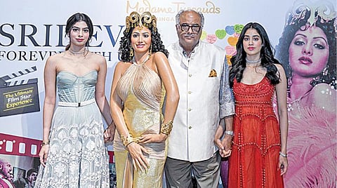 சிங்கப்பூரிலுள்ள மேடம் துஸாட் மெழுகுச்சிலை அருங்காட்சியகத்தில் இடம்பெற்றுள்ள நடிகை ஸ்ரீதேவியின் சிலையுடன் அவரது கணவர் போனி கபூர். உடன் அவரது மகள்கள் ஜான்வி கபூர், குஷி கபூர்.