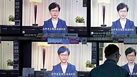 குற்றவாளிகளை ஒப்படைப்பற்கான சட்டம் வாபஸ் பெறப்படும் என்று ஹாங்காங் தலைமை செயல் அதிகாரி கேரி லாம் தொலைக்காட்சியில் நேற்று அறிவித்தார். படம்: பிடிஐ