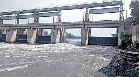 ஈரோடு அருகே ஊராட்சிக் கோட்டையில் காவிரியின் குறுக்கே கட்டப்பட்ட கதவணையின் ஒரு ஷட்டர் உடைந்து நீர் வெளியேறுகிறது.