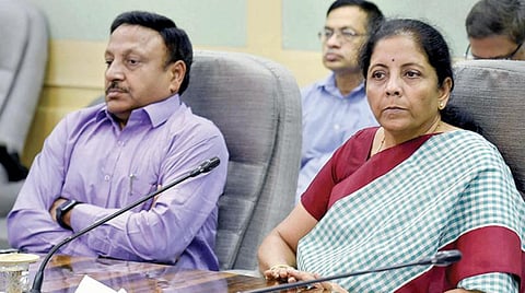 டெல்லியில் கட்டுமானத் துறையைச் சேர்ந்தவர்களுடனான ஆலோசனைக் கூட்டத்தில் அவர்களின் பிரச்சினைகளைக் கேட்டறியும் மத்திய நிதி அமைச்சர் நிர்மலா சீதாராமன். உடன் நிதித் துறைச் செயலர் ராஜீவ் குமார் (இடது).