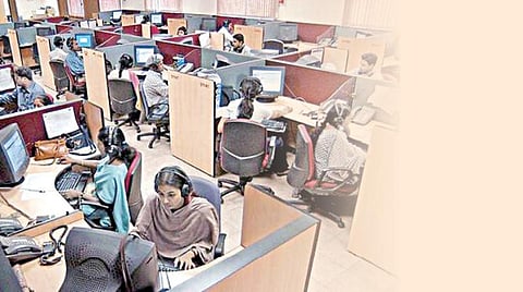 உற்பத்தி துறைகளின் சரிவைத் தொடந்து ஆகஸ்ட் மாதத்தில் சேவைத் துறைகளின் வளர்ச்சி சரிவு