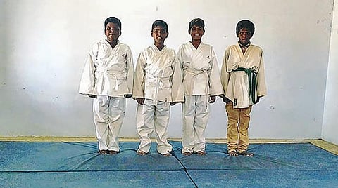 புதிதாக வாங்கப்பட்ட ஜூடோ ‘மேட்’-ன் மேல் பயிற்சிக்கு தயாராகும் மாணவர்கள்