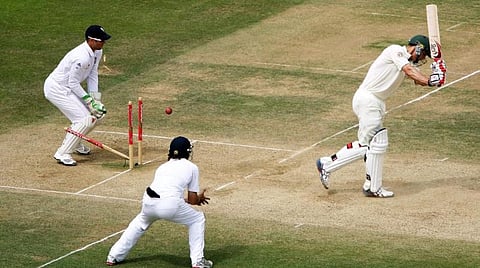 ஆஷஸ் டெஸ்ட் போட்டியில் பெயில்ஸ் இல்லாமல் முதல் நாள் ஆட்டம் நடந்த காட்சி: படம் உதவி ட்விட்டர்