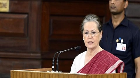 ஆசிரியர்களே தேசத்தை கட்டமைக்கிறார்கள்: சோனியா காந்தி புகழாரம்