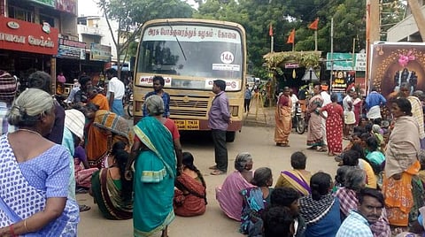 உறவினர்கள் சாலை மறியல்