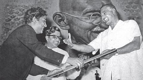 இந்தியாவுக்கு வருகை தந்து சிவாஜி கணேசனை பாராட்டிய எகிப்து அதிபர் நாசர்