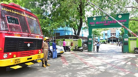 தீயணைப்பு துறையின் தடையில்லா சான்று பெற்றுள்ளதா?- சர்ச்சையில் சிக்கியது மதுரை அரசு மருத்துவமனை