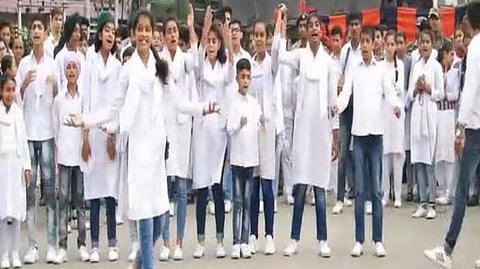 காஷ்மீர் ராஜவ்ரி மாவட்டத்தில் இன்று நடைபெற்ற ஆசிரியர் தின விழாக் கொண்டாட்டத்தில் மாணவ மாணவிகள் வீதி நாடகங்களை நடத்தியக் காட்சி | படம்: ஏஎன்ஐ