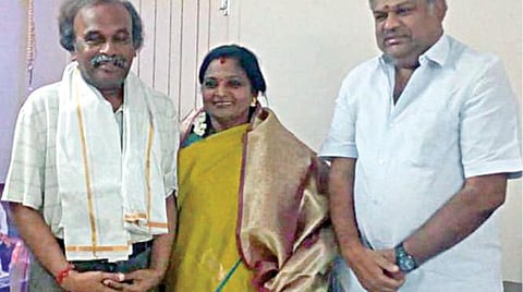 தெலங்கானா மாநில ஆளுநராக நியமிக்கப்பட்டிருக்கும் தமிழிசை, அவரது கணவர் சவுந்தரராஜன் ஆகியோரை தமாகா தலைவர் ஜி.கே.வாசன் சந்தித்து பொன்னாடை போர்த்தி, வாழ்த்து தெரிவித்தார்.