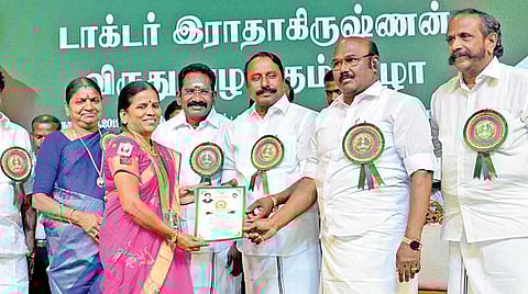 ஆசிரியர் தினத்தை முன்னிட்டு பள்ளிக்கல்வித் துறை சார்பில் டாக்டர் ராதாகிருஷ்ணன் விருது வழங்கும் விழா சென்னை கோட்டூர்புரத்தில் உள்ள அண்ணா நூற்றாண்டு நூலக வளாகத்தில் நேற்று நடைபெற்றது. இதில் விருதுக்கு தேர்வான ஆசிரியர்களுக்கு பள்ளிக்கல்வித் துறை அமைச்சர் செங்கோட்டையன் சான்றிதழ் வழங்கி கவுரவித்தார். உடன் அமைச்சர்கள் செல்லூர் கே.ராஜூ, டி.ஜெயக்குமார், தமிழ்நாடு பாடநூல் மற்றும் கல்வியியல் பணிகள் கழகத் தலைவர் பா.வளர்மதி, சட்டப்பேரவை உறுப்பினர்கள் ஆர்.நட்ராஜ், விருகை ரவி உள்ளிட்டோர். படம்: பு.க.பிரவீன்