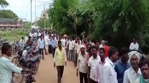 தெலங்கானாவில் யூரியாவுக்காக நீண்ட வரிசையில் காத்திருந்த விவசாயிகள் | படம்: ஏஎன்ஐ.