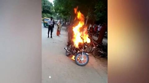 போக்குவரத்து விதிமீறலுக்கு ரூ.25,000 அபராதம்; பைக்கை தீ வைத்து எரித்த இளைஞர்