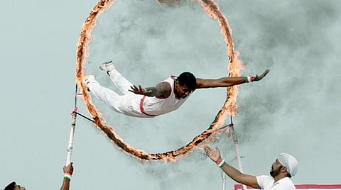 சென்னை பரங்கிமலையில் உள்ள ராணுவ அதிகாரிகள் பயிற்சி மையத்தில் பயிற்சி முடித்த ராணுவ வீரர்களின் சாகச நிகழ்ச்சிகள் நேற்று நடைபெற்றன. இதில் குதிரை ஏற்றம், நெருப்பு வளையத்துக்குள் பாய்ந்து செல்லுதல், சீக்கியர்களின் பாரம்பரிய தற்காப்பு கலைகள் உள்ளிட்ட பல்வேறு சாகச நிகழ்ச்சிகளை வீரர்கள் நிகழ்த்திக் காட்டினர். படங்கள்:எம். முத்துகணேஷ்