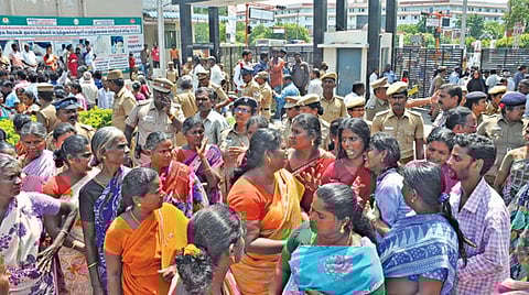 சேலம் மாவட்டம் நாழிக்கல்பட்டியை சேர்ந்த கல்லூரி மாணவர் திலீப்குமாரை கொலை செய்தவர்கள் மீது நடவடிக்கை எடுக்க வலியுறுத்தி, அவரது பெற்றோர்கள் மற்றும் உறவினர்கள் சேலம் அரசு மருத்துவமனை வளாகத்தில் மறியலில் ஈடுபட்டனர்.