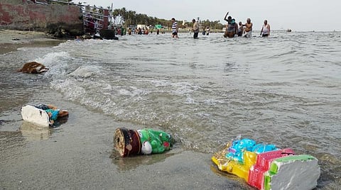 ராமேசுவரம் அக்னி தீர்த்தக் கடலில் கரையாமல் கரை ஒதுங்கிய ரசாயன விநாயகர் சிலைகள்