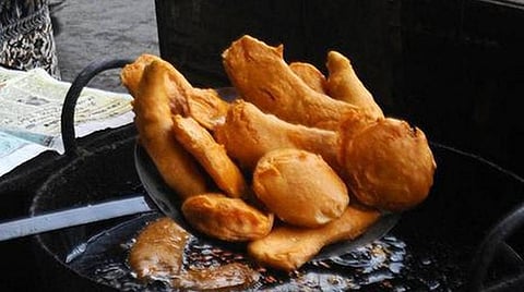 அச்சடிக்கப்பட்ட காகிதங்களில் உணவு விற்பனை; 600 வியாபாரிகளுக்கு நோட்டீஸ்: உணவு பாதுகாப்பு துறை நடவடிக்கை