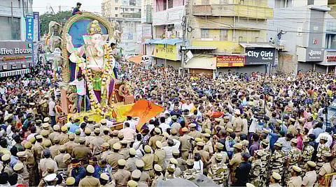 சென்னையில் 2 ஆயிரத்துக்கும் மேற்பட்ட விநாயகர் சிலைகள் நேற்று கடலில் கரைக்கப்பட்டன. சென்னை திருவல்லிக்கேணியில் இந்து முன்னணி சார்பில் விநாயகர் ஊர்வலம் நேற்று நடந்தது. பலத்த பாதுகாப்புடன், பக்தர்கள் கூட்டத்தின் நடுவே கொண்டு செல்லப்படும் விநாயகர் சிலை.