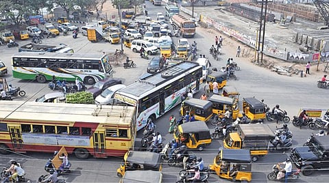 போக்குவரத்து குளறுபடியில் உக்கடம் பேருந்து நிலைய பகுதி. படங்கள்: ஜெ.மனோகரன்
