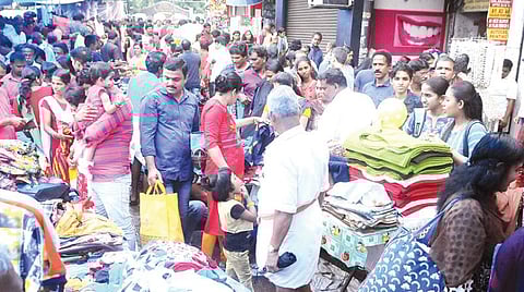 கேரளாவில் ஓணம் பண்டிகை களை கட்டத் தொடங்கியுள்ளது. அந்த மாநிலத்தின் கண்ணூர் நகர சந்தையில் புத்தாடைகளை வாங்க மக்கள் கூட்டம் அலைமோதியது. தீவிரவாத அச்சுறுத்தலால் மாநிலத்தில் பதற்றம் எழுந்துள்ளது.படம்: எஸ்.கே.மோகன்
