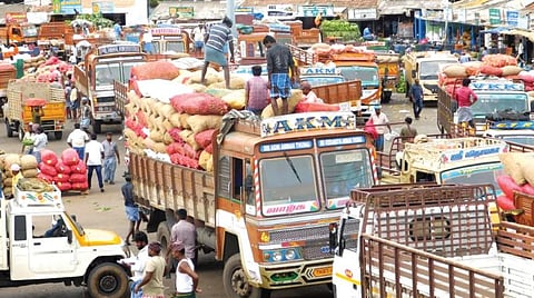ஒட்டன்சத்திரம் காய்கறி மார்க்கெட்டில் இருந்து கேரளாவுக்கு லாரிகளில் அனுப்பப்படும் காய்கறிகள்.
