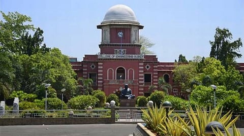 தமிழ்வழி பொறியியல் படிப்புக்கான இடங்களை பாதியாக குறைக்க அண்ணா பல்கலை. முடிவு: மாணவர்கள் ஆர்வம் காட்டினால் எண்ணிக்கை அதிகரிக்கப்படும்