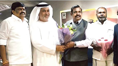 அரசுமுறை பயணமாக நேற்று முன்தினம் துபாய் நகருக்கு வருகை தந்த முதல்வர் பழனிசாமிக்கு விமான நிலையத்தில் வரவேற்பு அளிக்கப்பட்டது. உடன், அமைச்சர்கள் எம்.சி.சம்பத், ஆர்.பி.உதயகுமார், கே.டி.ராஜேந்திர பாலாஜி உள்ளிட்டோர்.