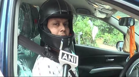 அபராதத்துக்குப் பயந்து தினமும் ஹெல்மெட் அணிந்து கார் ஓட்டும் இளைஞர்