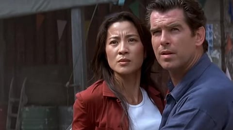 'டுமாரோ நெவர் டைஸ்' படத்தில் ப்ராஸ்னன் - மிஷல் யோ