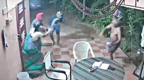 முகமூடி கொள்ளையர்களை எதிர்த்து போராடும் தம்பதி. (கோப்புப் படம்)