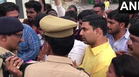 சந்திரபாபு நாயுடுவின் மகன் லோகேஷ் போலீஸாருடன் வாக்குவாதத்தில் ஈடுபட்ட காட்சி : படம் ஏஎன்ஐ