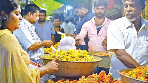 ஓணம் பண்டிகையையொட்டி கோவை பூ மார்க்கெட்டில் நேற்று பூ வாங்க வந்த மக்கள். படம்:எஸ்.பார்த்திபன்