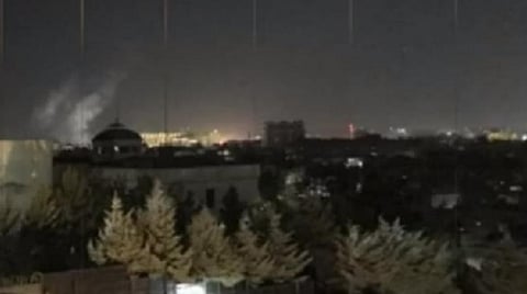 காபூலில் அமெரிக்கத் தூதரகம் அருகே வெடிகுண்டுத் தாக்குதலில் புகை பரவியக் காட்சி | படம்: ட்விட்டர்