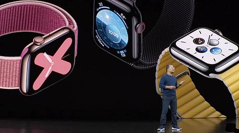 கூடுதல் வசதிகளுடன் புதிய வரவான ஆப்பில் வாட்ச் 5 சீரிஸ் : சூடான விற்பனையில்