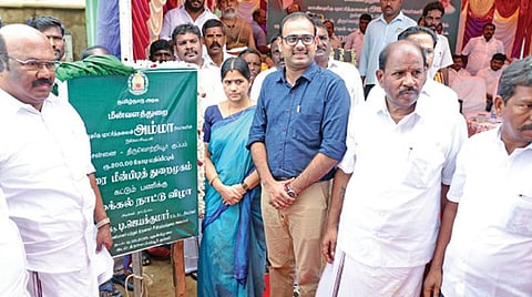 திருவொற்றியூர் குப்பத்தில் சூரை மீன்பிடி துறைமுகத்துக்கு நேற்று அமைச்சர் ஜெயக் குமார் அடிக்கல் நாட்டினார். உடன், எம்எல்ஏ வி.அலெக்சாண்டர், மீன்வளத் துறை இயக்குநர் சமீரன், சென்னை ஆட்சியர் ஆர்.சீதாலட்சுமி. படம்: பு.க.பிரவீன்