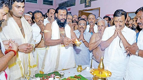 ஓணம் பண்டிகையை முன்னிட்டு சபரிமலையில் நடைபெற்ற ஓணம் விருந்தை தந்திரி வாசுதேவன் நம்பூதிரி சிறப்பு வழிபாடுகள் நடத்தி தொடங்கி வைத்தார்.