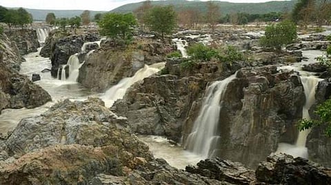 ஒகேனக்கலில் தடையை மீறி இயக்கியதால் பரிசல் கவிழ்ந்து பெண் மாயம், 3 பேர் மீட்பு