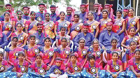 ஒயிலாட்டத்துக்கு உயிரூட்டும் குக்கிராம இளைஞர்கள்!