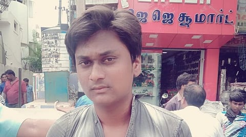 நூதன முறையில் தங்கச் செயினைப் பறித்த வடமாநில இளைஞர்; அடித்து உதைத்து காவல் நிலையத்தில் ஒப்படைத்த பொதுமக்கள்